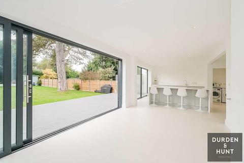4 bedroom detached house for sale - High View Close, Loughton, IG10
