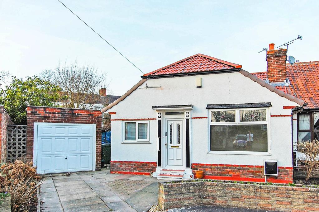 Frome Avenue, Flixton, Manchester, M41 2 bed semidetached bungalow £