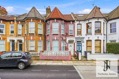 Studio to rent, Carlingford Road, Turnpike Lane, London, N15