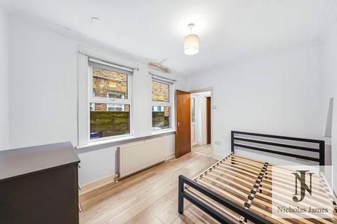 Studio to rent, Carlingford Road, Turnpike Lane, London, N15