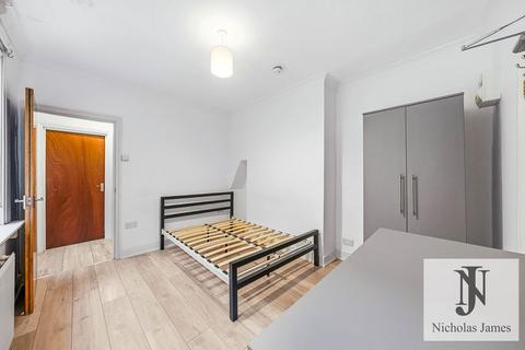 Studio to rent, Carlingford Road, Turnpike Lane, London, N15