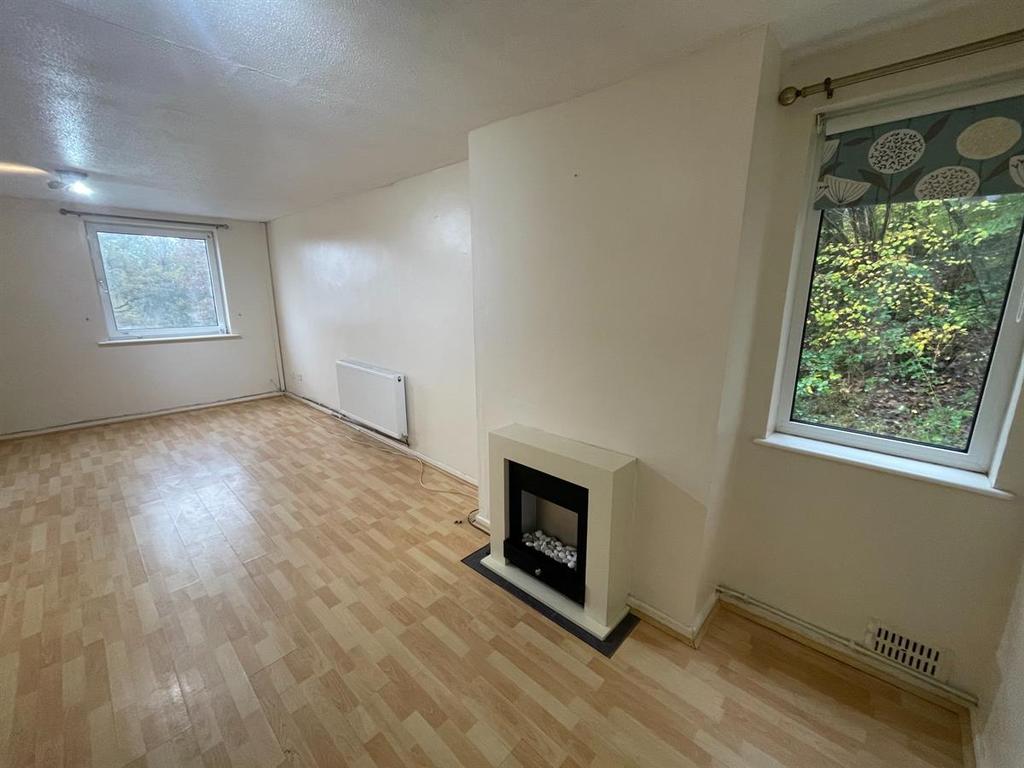 Hillrise Park, Clydach, Swansea 2 bed semidetached house £85,000