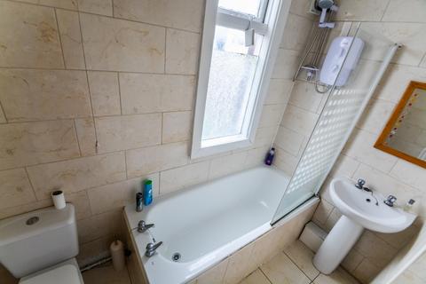 1 bedroom in a house share to rent, Walmsley Road, Leeds LS6