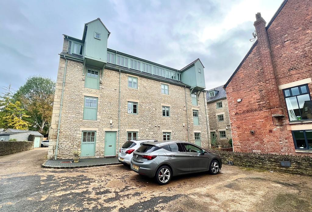 Ground Floor Apartment to Let, Cirencester 1 bed flat £875 pcm (£202 pw)