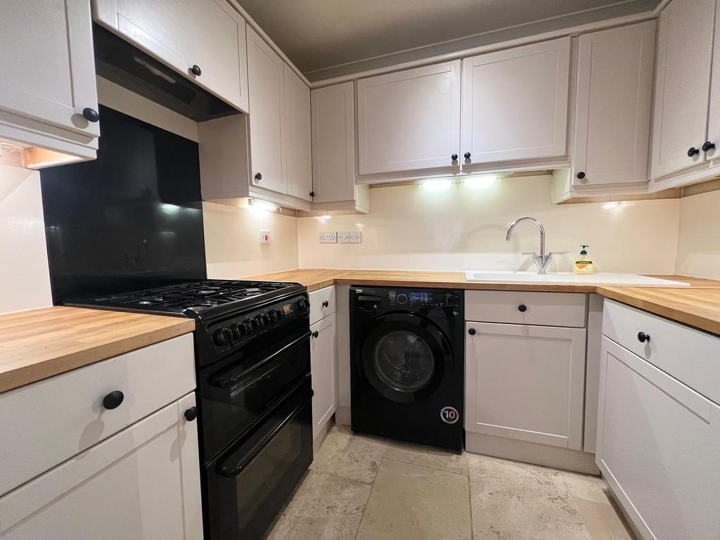 Ground Floor Apartment to Let, Cirencester 1 bed flat £875 pcm (£202 pw)