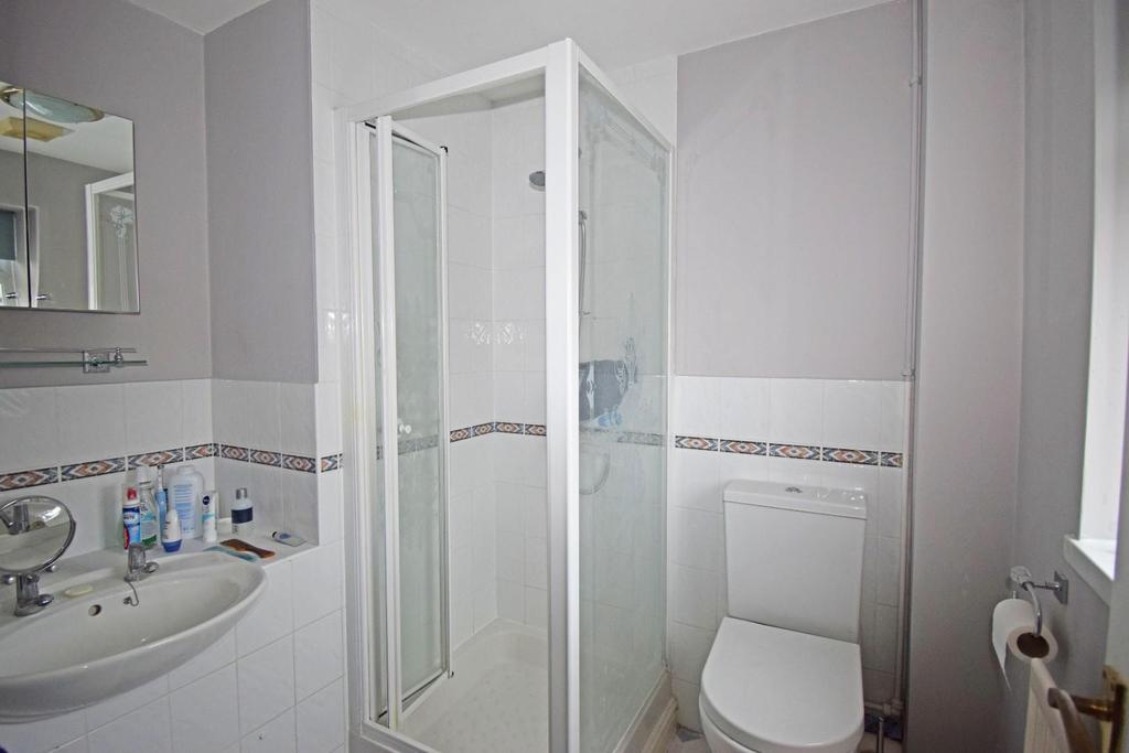 3 Riverside Way, bed 1 en suite.jpg