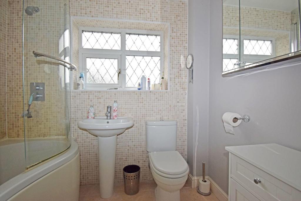 3 Riverside Way, bathroom.jpg
