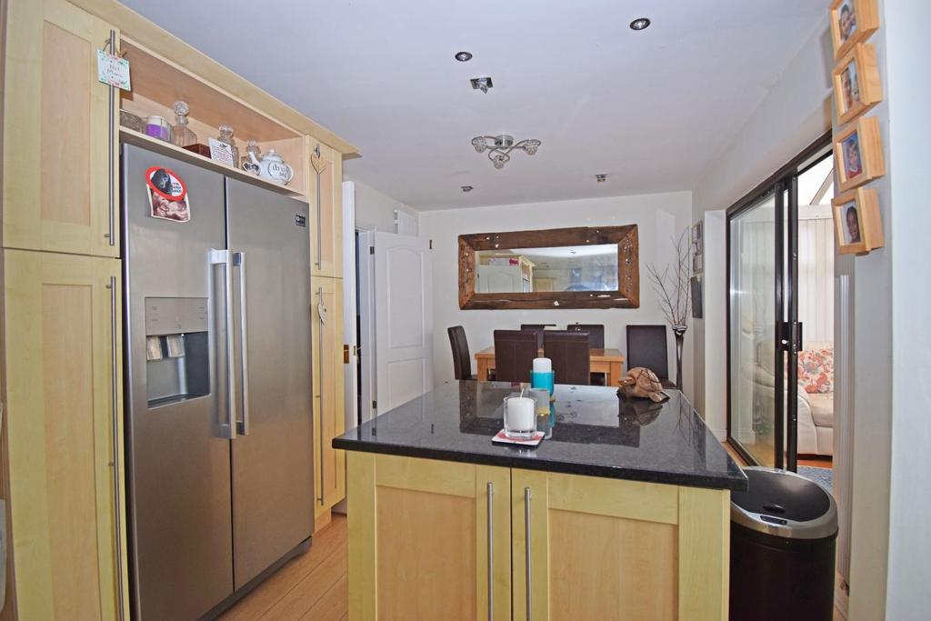 3 Riverside Way, kitchen dining.jpg