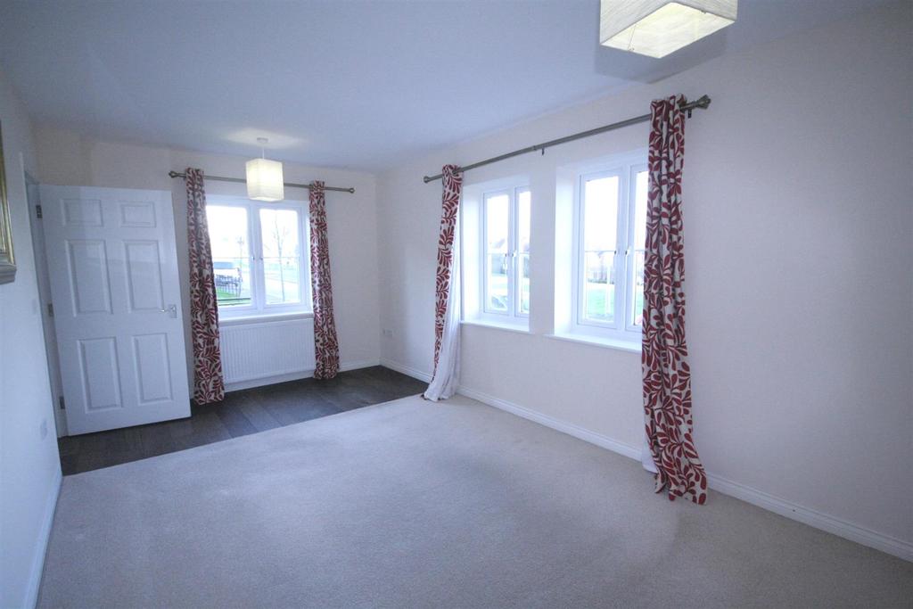 The Crescent, Salisbury 4 bed townhouse £1,550 pcm (£358 pw)