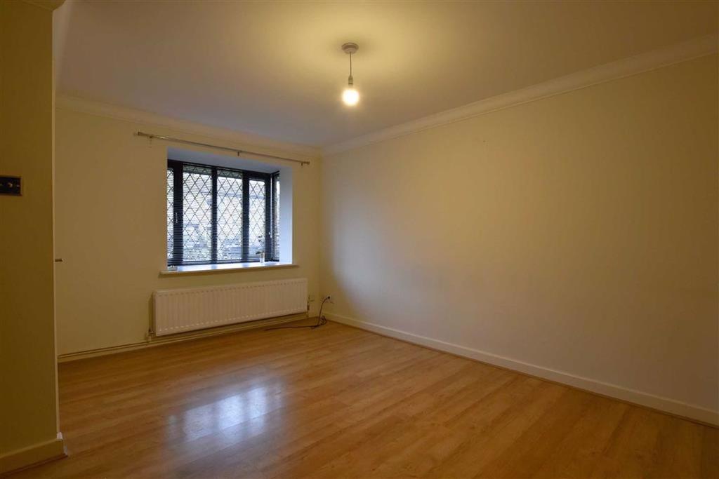 Weldon Close, Wellingborough 3 bed link detached house £1,000 pcm (£