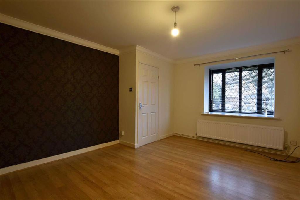 Weldon Close, Wellingborough 3 bed link detached house £1,000 pcm (£