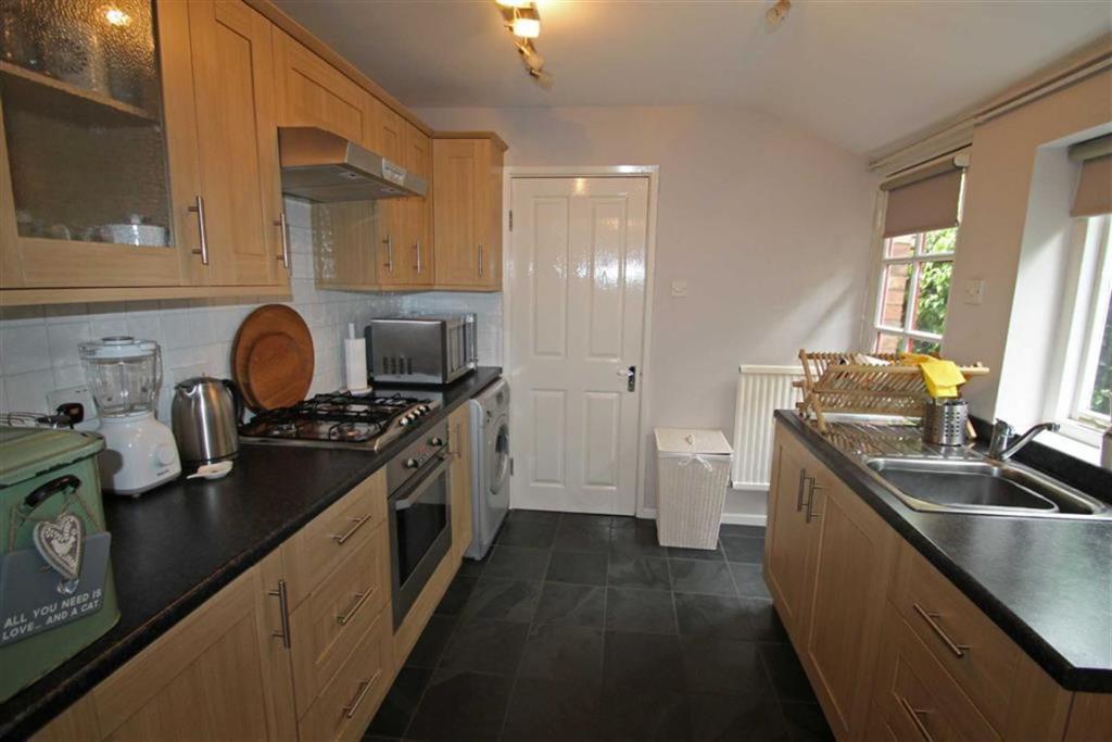 Dudley Street, Bedford 3 bed semidetached house £1,250 pcm (£288 pw)