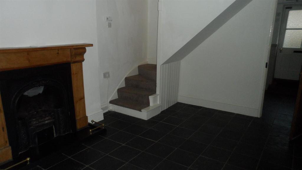 Warland, Totnes 2 bed semidetached house £850 pcm (£196 pw)