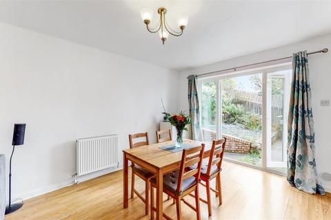 72a Drew Gardens, Greenford, UB6 7QG
