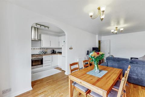 72a Drew Gardens, Greenford, UB6 7QG