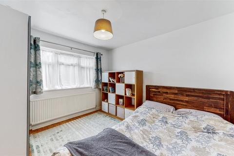 72a Drew Gardens, Greenford, UB6 7QG