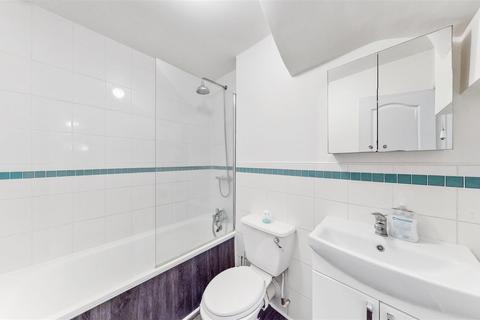72a Drew Gardens, Greenford, UB6 7QG