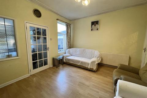 64 Derby Road, Burton-on-trent, DE14 1RW
