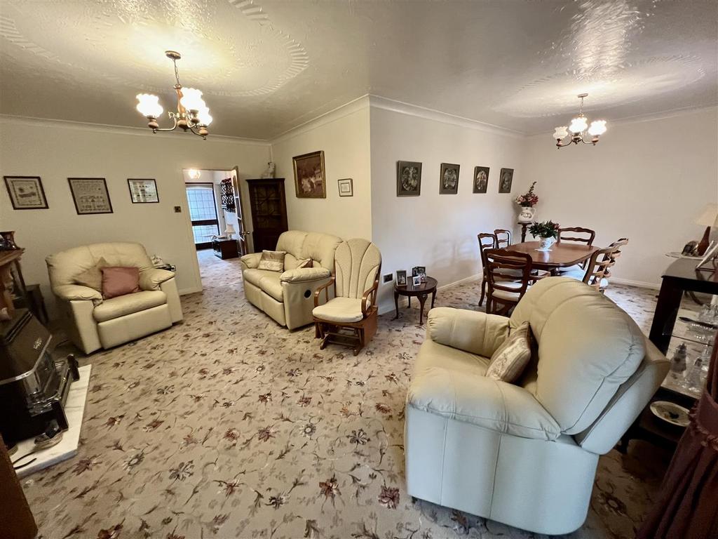 Parc Bwtrimawr, Betws, Ammanford 3 bed detached bungalow £345,000
