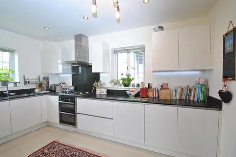 98 Dray Gardens, Buntingford, SG9 9GX