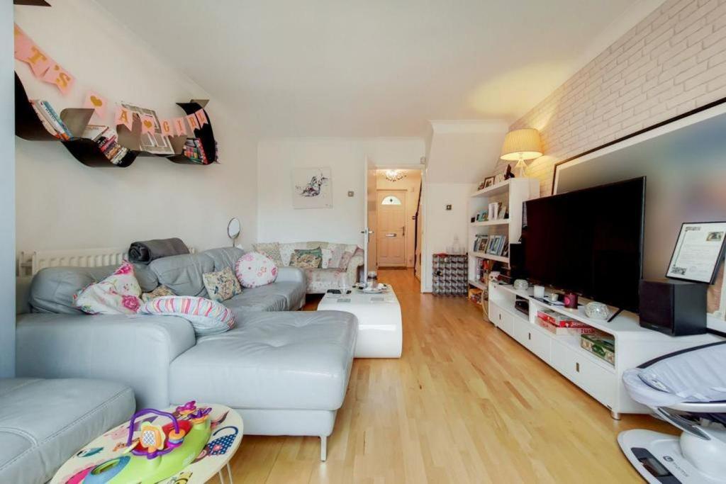 Vicarage Court, Priory Close, Beckenham 2 bed terraced house £490,000