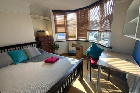 6 bedroom semi-detached house to rent, Ash Grove, Guildford GU2