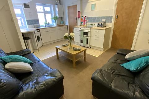 6 bedroom semi-detached house to rent, Ash Grove, Guildford GU2