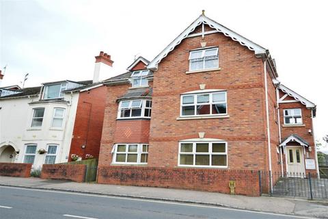 2 bedroom flat to rent, Lower Street, Pulborough, RH20