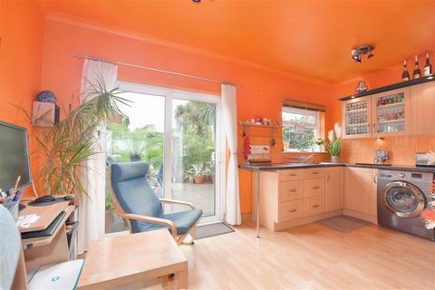 87 Roxy Avenue, Romford, RM6 4AZ