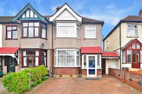 87 Roxy Avenue, Romford, RM6 4AZ