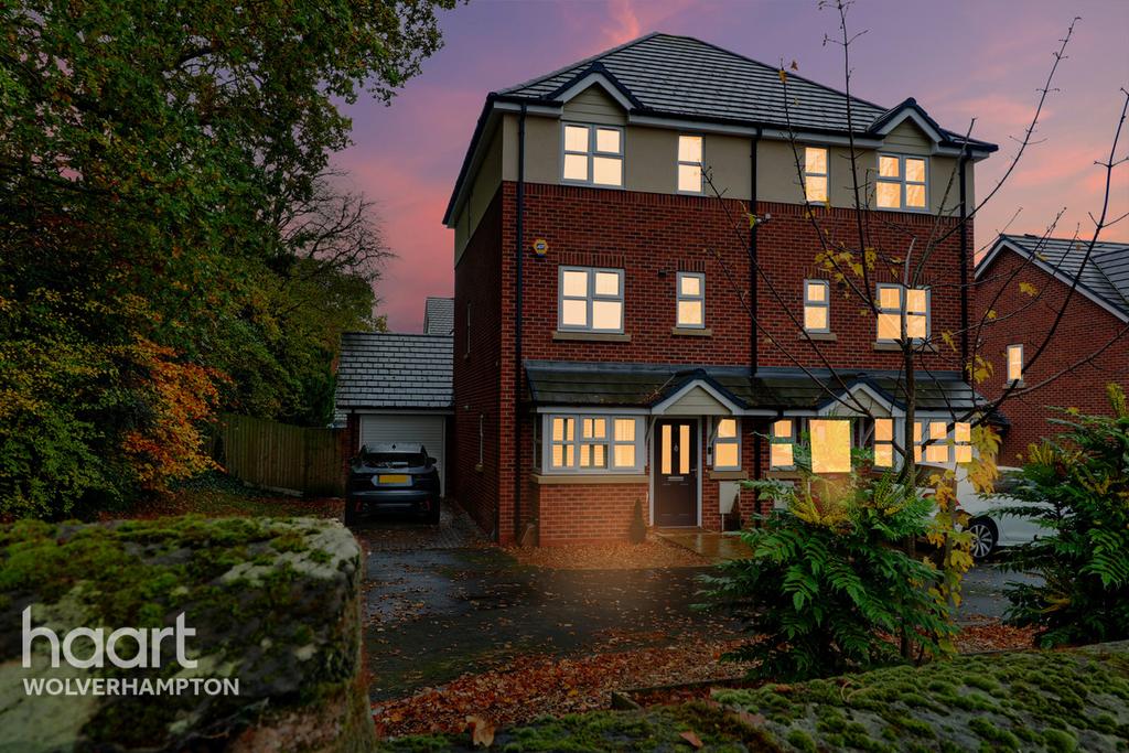 Broadleaf Gardens, Wolverhampton 4 bed semidetached house £350,000