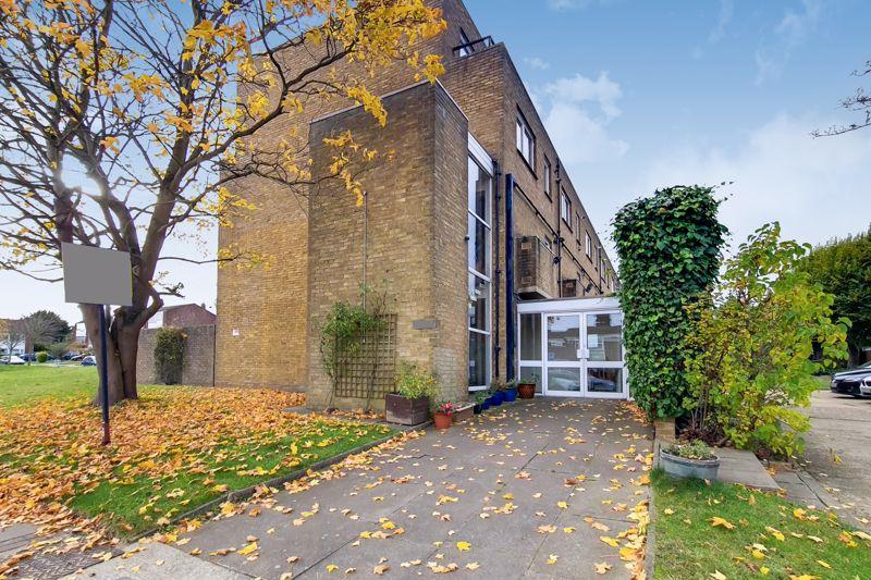 Hayesford Park Drive, Bromley 2 bed apartment £375,000
