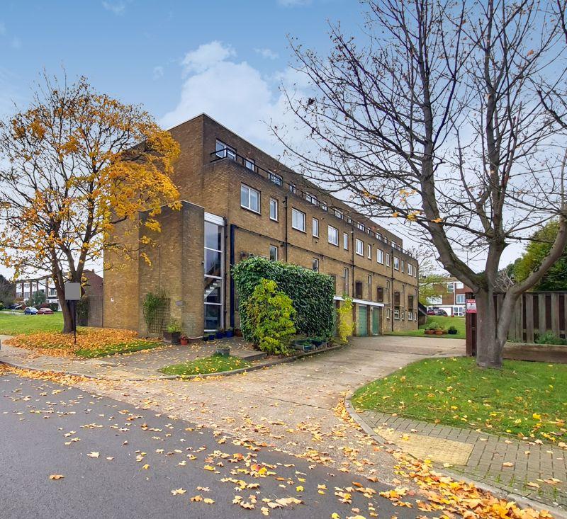 Hayesford Park Drive, Bromley 2 bed apartment £375,000