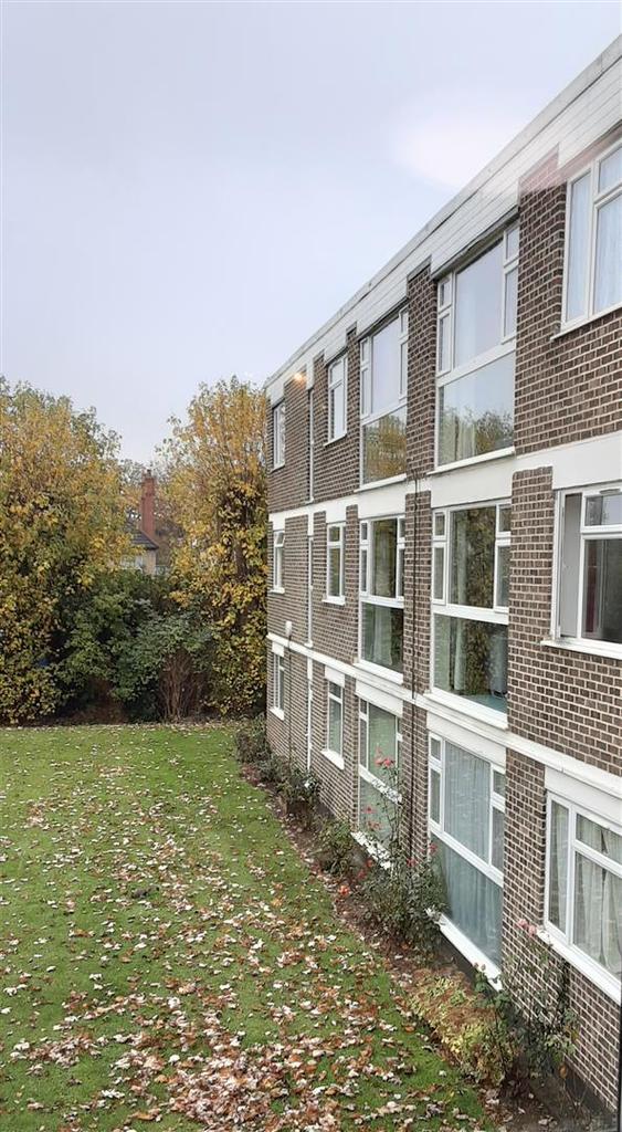 Stratton Close, Canons Park, Edgware 1 bed flat £1,100 pcm (£254 pw)