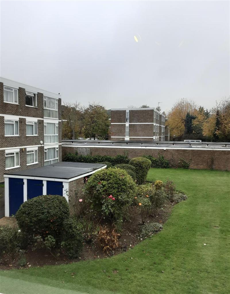 Stratton Close, Canons Park, Edgware 1 bed flat £1,100 pcm (£254 pw)