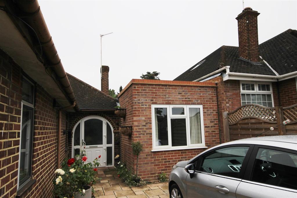 Theobald Street, Radlett Studio £850 pcm (£196 pw)