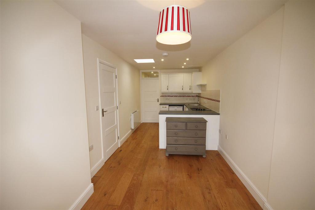 Theobald Street, Radlett Studio £850 pcm (£196 pw)