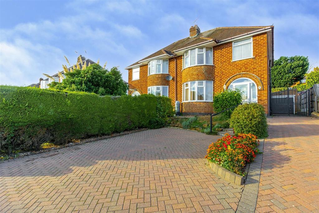 Banbury Avenue, Toton 3 bed semidetached house £290,000