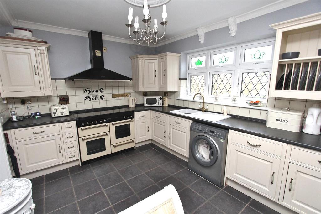 Second Avenue, Sheerness 3 bed semidetached house £290,000