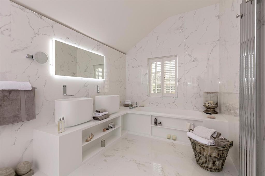Meriden House Family Bathroom 3.jpg