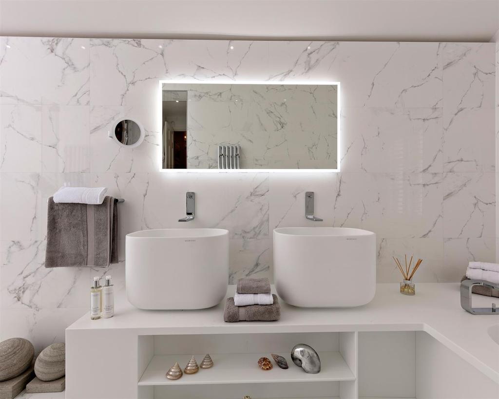 Meriden House Family Bathroom 4.jpg