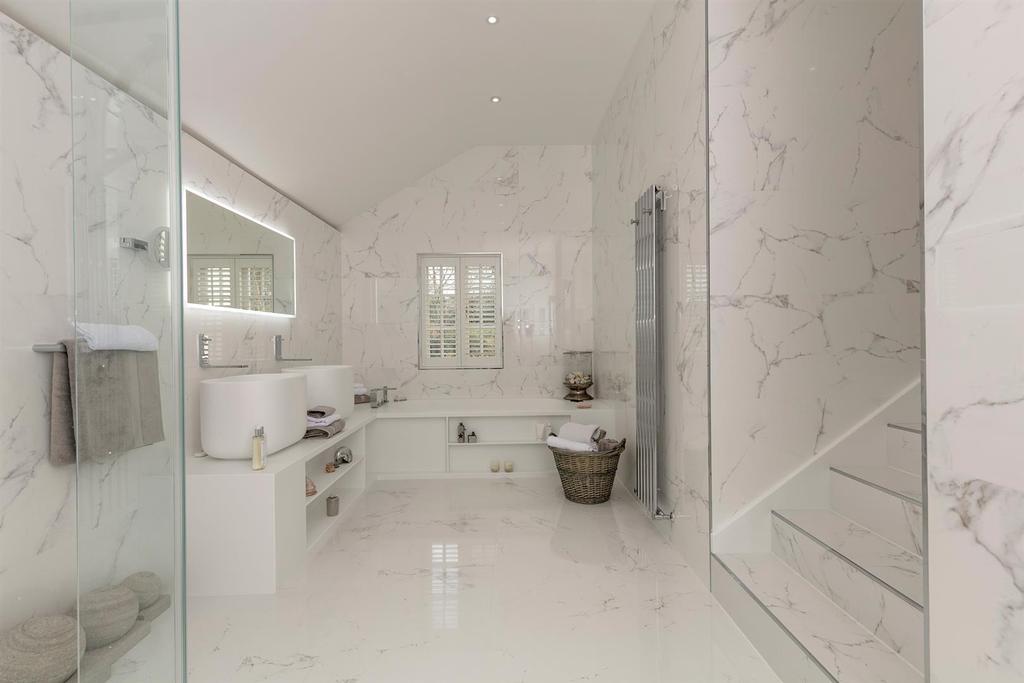 Meriden House Family Bathroom 2 .jpg