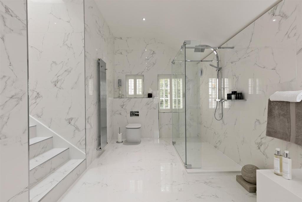 Meriden House Family Bathroom.jpg