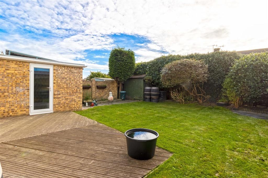 Cokeham Road, Sompting, Lancing 3 bed link detached house £450,000