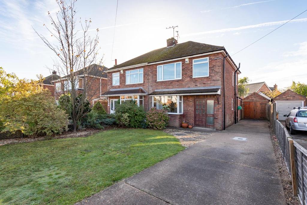 Willingham Road, Knaith Park... 3 bed semidetached house £200,000