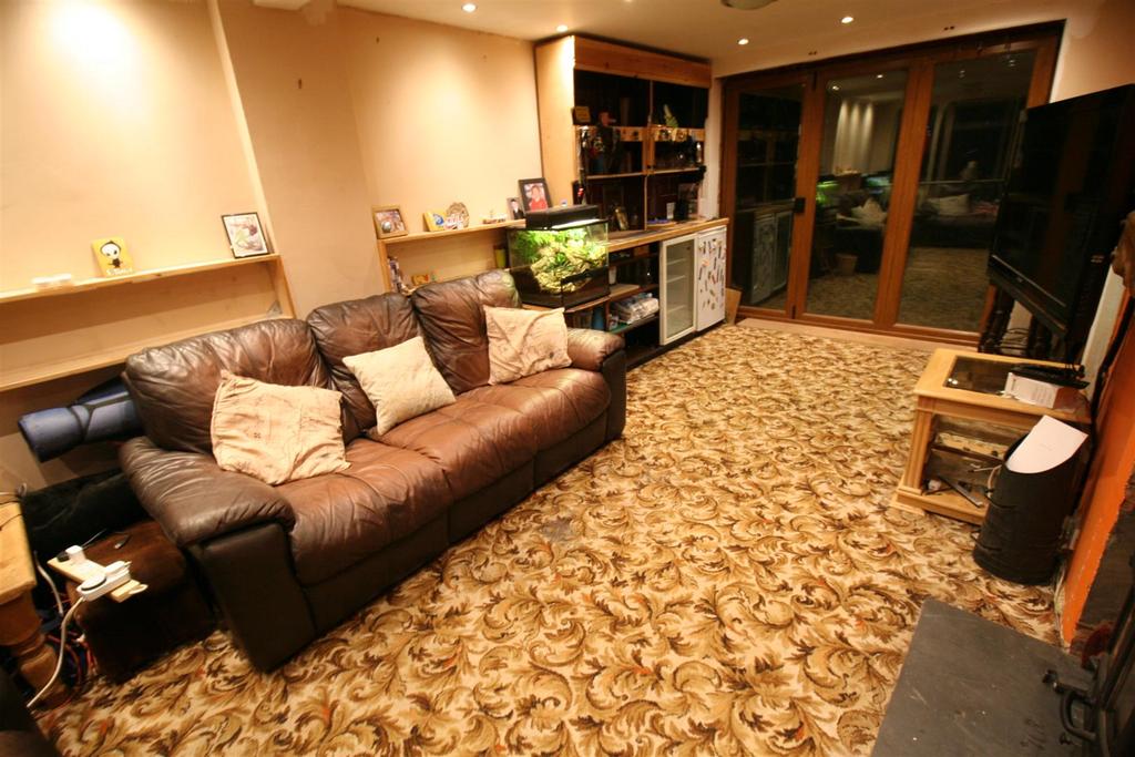Roxburgh Road, Nuneaton 2 bed end of terrace house £160,000