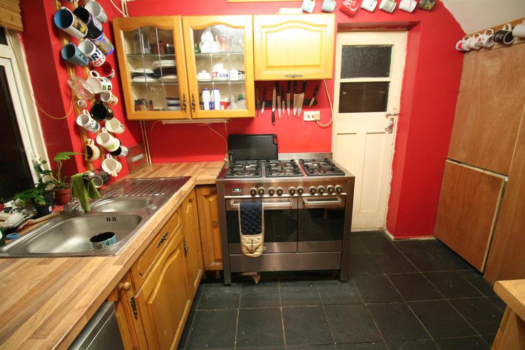 Roxburgh Road, Nuneaton 2 bed end of terrace house £160,000
