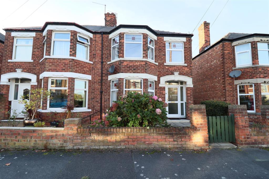 Oaklands Drive, Hessle 3 bed semidetached house £185,000