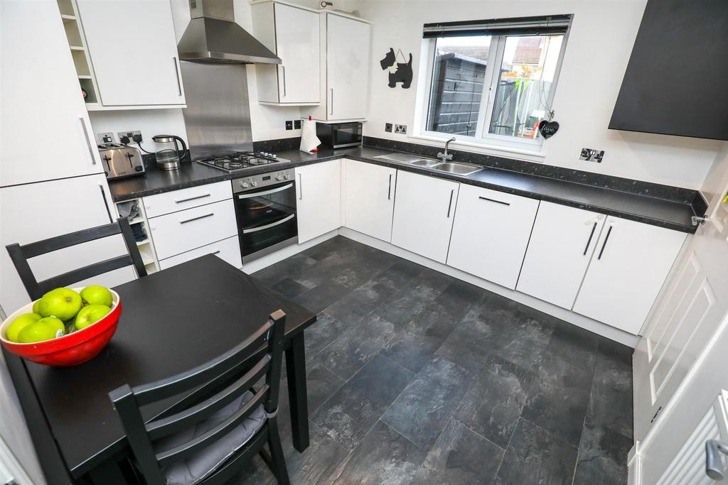 Lochty Drive, Kinglassie 2 bed terraced house £119,995