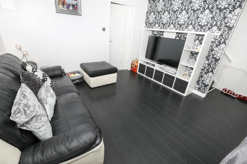 Lochty Drive, Kinglassie 2 bed terraced house £119,995